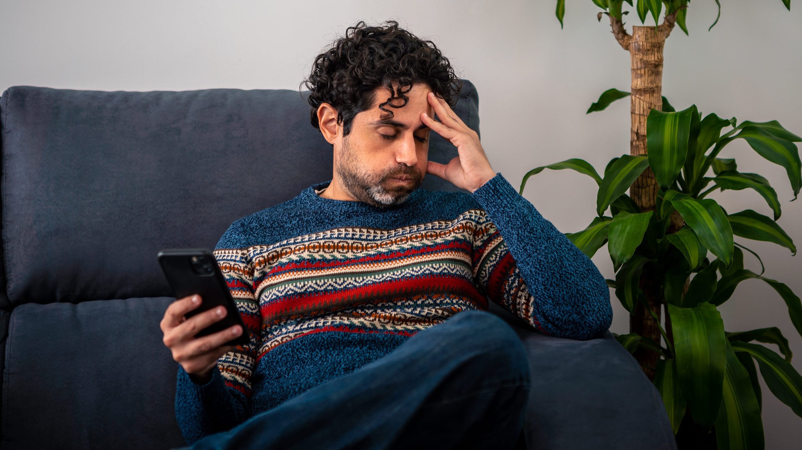 Como o uso do celular pode piorar a sua dor?