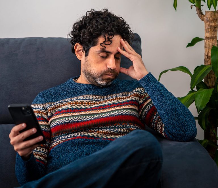 Como o uso do celular pode piorar a sua dor?